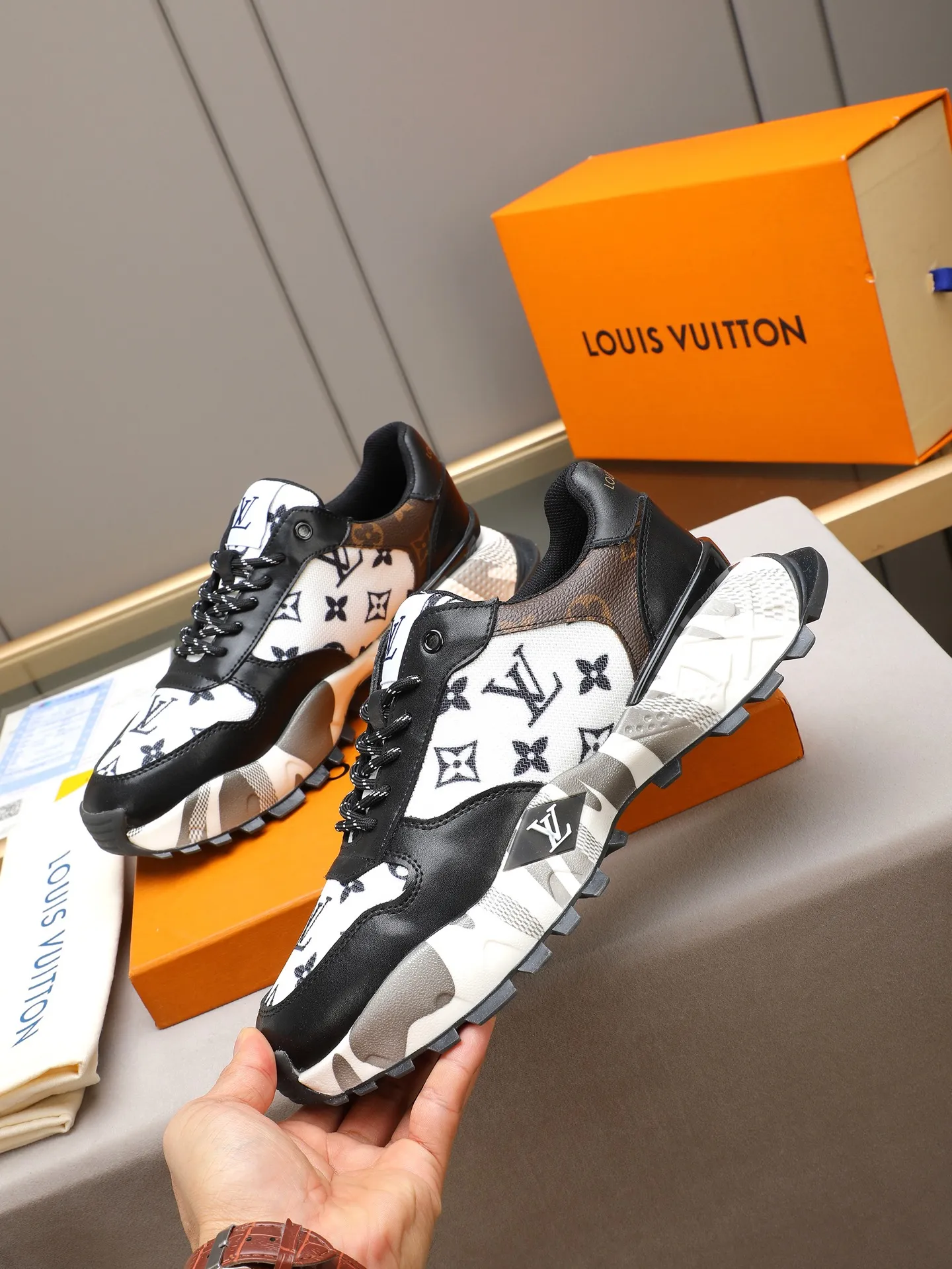 Men's shoes 💰440 [LV] Casual sports shoes, breathable and comfortable, easy to walk, a versatile style for trendy men, Versace special materials and calfskin ➕ breathable mesh lining ➕ popular printed outsole, sports and running style, super comfortable. Code number 38-44 (45 customized)